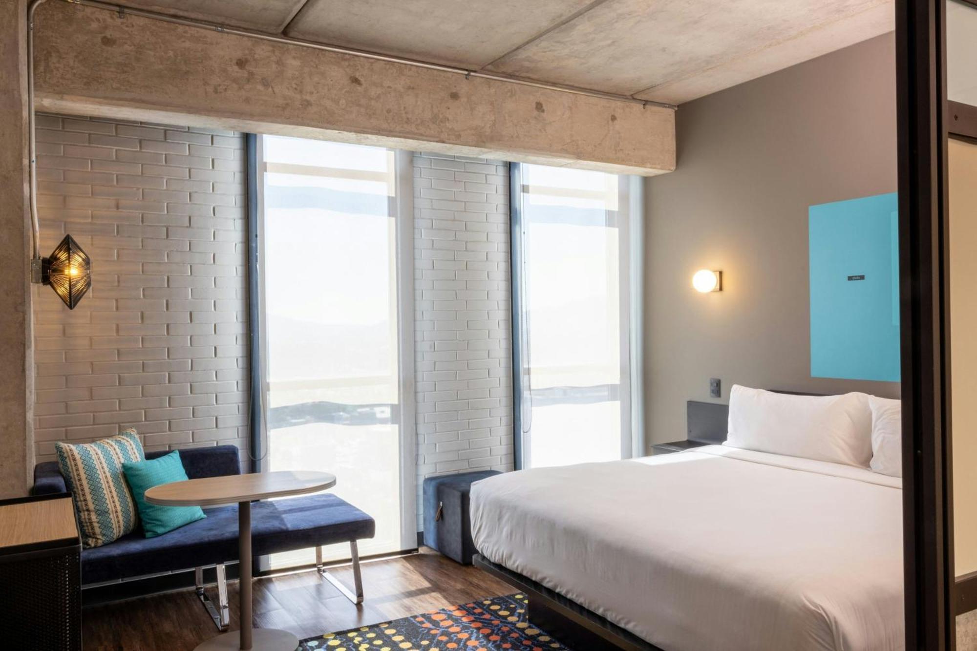 Aloft Guadalajara Sur Hotel Santa Anita  Ngoại thất bức ảnh
